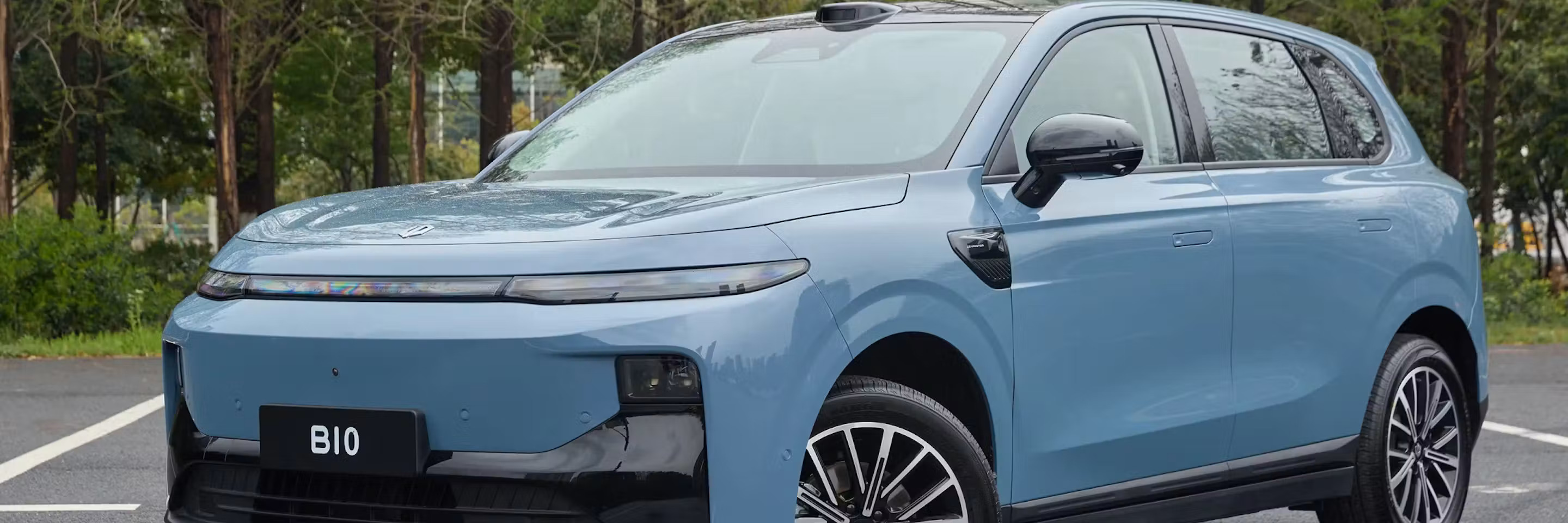 Leapmotor b10 electric car in blue