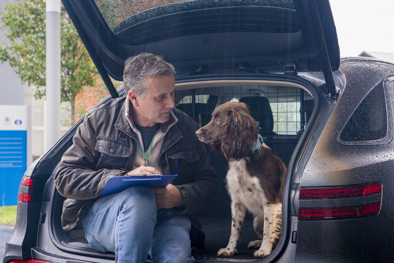 Even dogs prefer electric cars to diesel cars