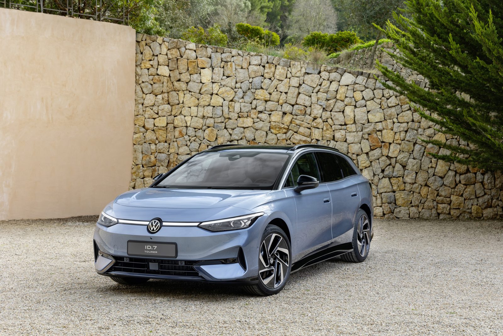 VW releases the ID.7 Tourer, a premium electric estate car