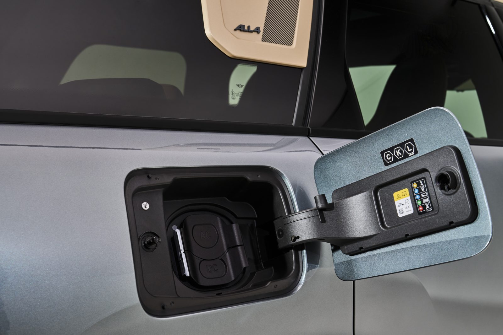 MINI Countryman SE ALL4 charging flap