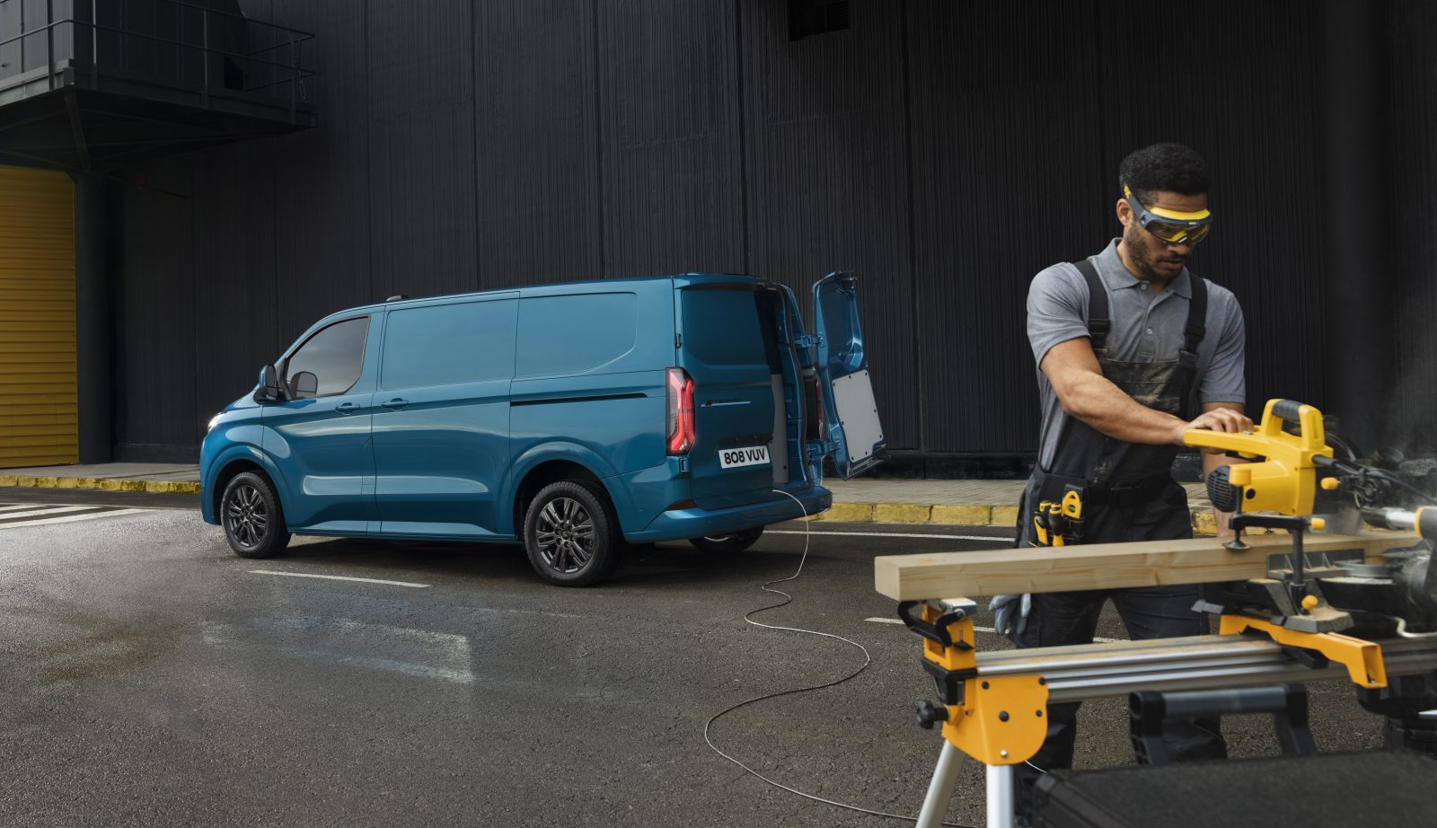 ford e-transit custom using v2g technolgy to power tools