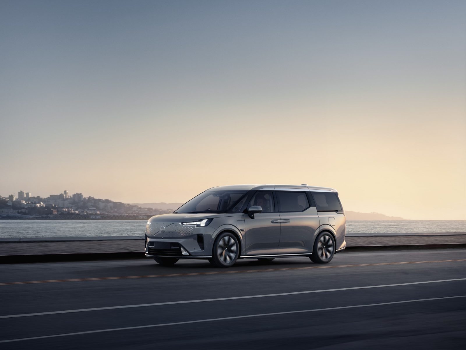 Volvo EM90 MPV